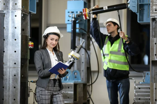 Porträt Einer Fabrikmanagerin Mit Weißem Hut Und Businessanzug Und Fabrikarbeiterin — Stockfoto