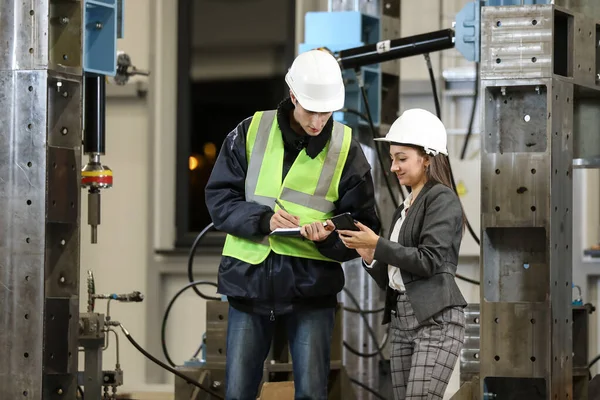 Porträt Einer Fabrikmanagerin Mit Weißem Hut Und Businessanzug Und Fabrikarbeiterin — Stockfoto