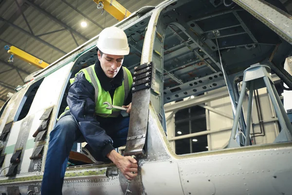 Porträt Eines Kaukasischen Mannes Fabrikant Arbeitskleidung Der Den Arbeitsprozess Beim — Stockfoto