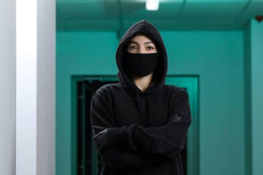 Hırsız daireye girmiş. Siyah ceketli, siyah maskeli silahlı ve levyeli bir kadın ev soydu. Maskeli bir hırsız. Maskeli bir hırsız başkalarının evine girmeye çalışıyor..