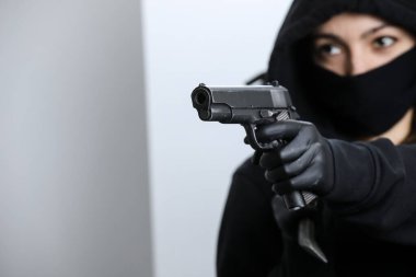 Hırsız daireye girmiş. Siyah ceketli, siyah maskeli silahlı ve levyeli bir kadın ev soydu. Maskeli bir hırsız. Maskeli bir hırsız başkalarının evine girmeye çalışıyor..