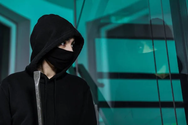 Hırsız daireye girmiş. Siyah ceketli, siyah maskeli silahlı ve levyeli bir kadın ev soydu. Maskeli bir hırsız. Maskeli bir hırsız başkalarının evine girmeye çalışıyor..