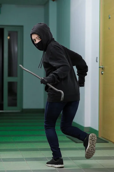 Hırsız daireye girmiş. Siyah ceketli, siyah maskeli silahlı ve levyeli bir kadın ev soydu. Maskeli bir hırsız. Maskeli bir hırsız başkalarının evine girmeye çalışıyor..