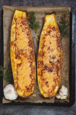 Fırında pişirilmiş et, peynir, sarımsak, soğan ve domatesli kabak..