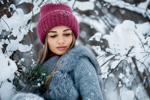 Porträt Eines Netten Mädchens Grauem Pelzmantel Und Rotem Hut Das — Stockfoto