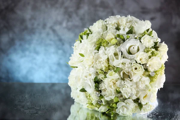 Svatební Kytice Bílými Růžemi Pod Vodou Kapky Zrcadle Šedém Modrém — Stock fotografie