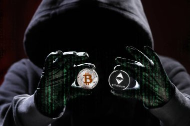 Uluslararası hacker şifreli para birimlerinizi çalmaya çalışıyor. Güvenliği engelle. Dizüstü bilgisayarlı hırsız devlet bilgisayarlarını hackliyor. Fişleme saldırıları.
