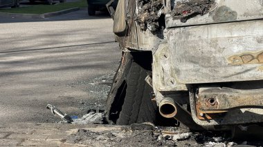 Yeni araba bir uyuma alanının ortasında yanıp kül oldu..