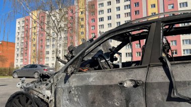 Yeni araba bir uyuma alanının ortasında yanıp kül oldu..