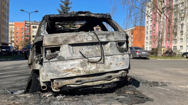 Yeni araba bir uyuma alanının ortasında yanıp kül oldu..