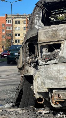 Yeni araba bir uyuma alanının ortasında yanıp kül oldu..