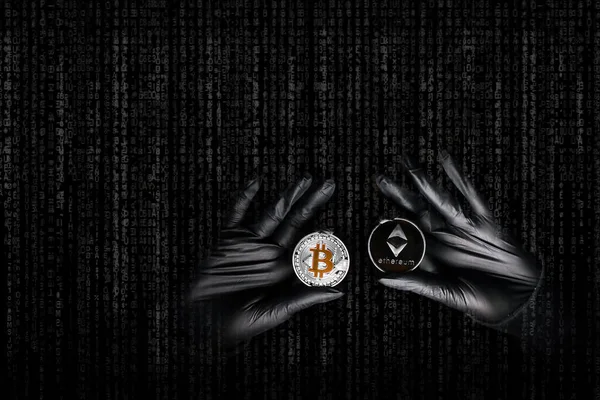 Hände Schwarzen Handschuhen Halten Bitcoin Und Ethereum Coin Vor Schwarzem — Stockfoto