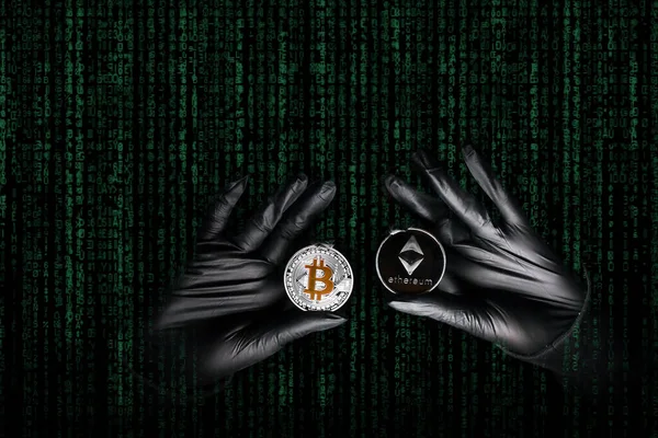 Hände Schwarzen Handschuhen Halten Bitcoin Und Ethereum Coin Der Hand — Stockfoto