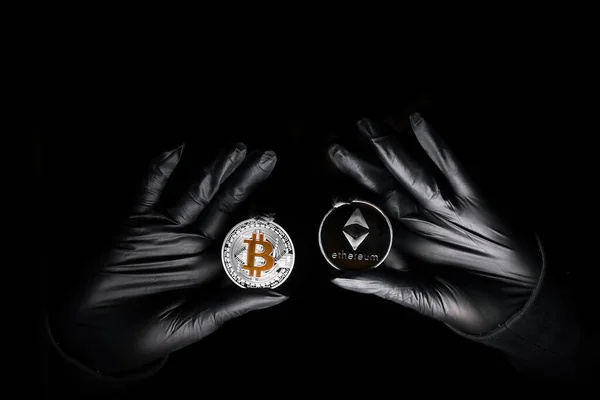 Siyah Arka Planda Bitcoin Ethereum Madeni Para Tutan Siyah Eldivenler Stok Fotoğraf