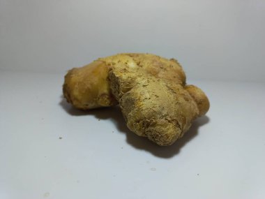 Temiz Beyaz Yüzeyde Çiğ Zencefil Kökü