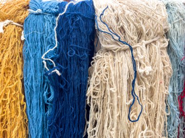 Tekstil fabrikasında dokumak için renkli ipek iplikler, pamuk rengi el yapımı doğal boyalar, eski dokuma tezgahı ve iplik ipliği. Yüksek kalite fotoğraf