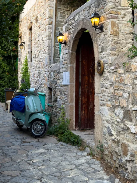 Ege Sokak Güzeli, Eski Veritabanının Çiçek Adlı Taş Evleri. Yüksek kalite fotoğraf