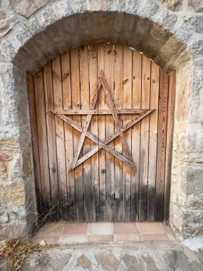 Eski Taş Ev Kapısı 'nın Tahta Yıldız Detayları, Geleneksel Datca Mimarisi. Yüksek kalite fotoğraf