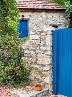 Türkiye 'nin eski Datca kentindeki tarihi taş evler, mavi kapılı ve pencereli sokak manzarası. Yüksek kalite fotoğraf