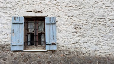 Mavi Pencere Panjurlu Beyaz Taş Ev, Akdeniz Tarzı Arka plan. Yüksek kalite fotoğraf