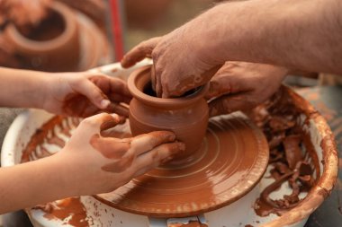 Çocuk Elleri Çarklı Çömlek Öğreniyor Yetişkinler Arası Ustayla, Nesiller Arası Zanaatla. Yüksek kalite fotoğraf
