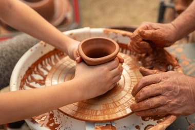 Çocuk Elleri Çarklı Çömlek Öğreniyor Yetişkinler Arası Ustayla, Nesiller Arası Zanaatla. Yüksek kalite fotoğraf