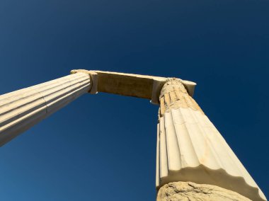 Türkiye 'nin Datca kentindeki Knidos Antik Kenti' nde derin mavi gökyüzüne karşı antik mermer sütunlar ve mimarların alçak açılı görüntüsü. Yüksek kalite fotoğraf