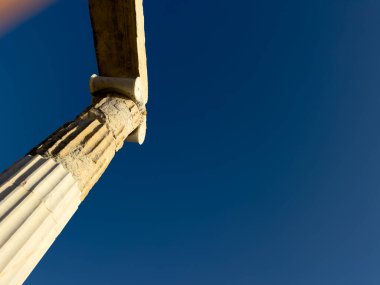 Türkiye 'nin Datca kentindeki Knidos Antik Kenti' nde derin mavi gökyüzüne karşı antik mermer sütunlar ve mimarların alçak açılı görüntüsü. Yüksek kalite fotoğraf