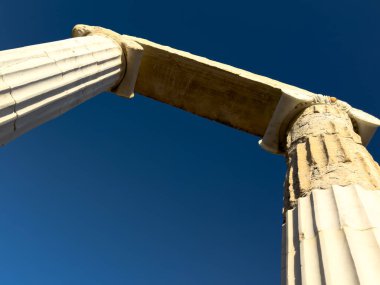 Türkiye 'nin Datca kentindeki Knidos Antik Kenti' nde derin mavi gökyüzüne karşı antik mermer sütunlar ve mimarların alçak açılı görüntüsü. Yüksek kalite fotoğraf