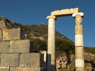 Türkiye 'nin Datca kentindeki Knidos Antik Kenti' nde derin mavi gökyüzüne karşı antik mermer sütunlar ve mimarların alçak açılı görüntüsü. Yüksek kalite fotoğraf
