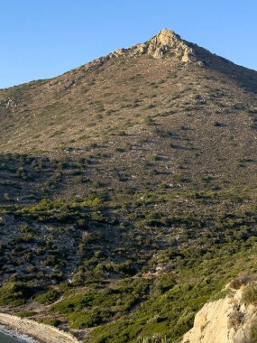 Knidos, Datca yakınlarındaki tenha bir turkuaz koyuna bakan kayalık bir dağın manzarası. Yüksek kalite fotoğraf