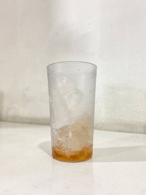 Buzlarla dolu cam, yanlardan damlayan buğulanma, canlandırıcı bir görüntü oluşturur.