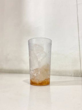 Buzlarla dolu cam, yanlardan damlayan buğulanma, canlandırıcı bir görüntü oluşturur.