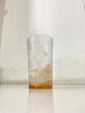 Buzlarla dolu cam, yanlardan damlayan buğulanma, canlandırıcı bir görüntü oluşturur.