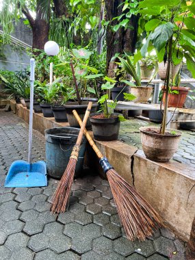 Ev süpürgesi, faraş ve kovadaki bahçe temizleme aletleri