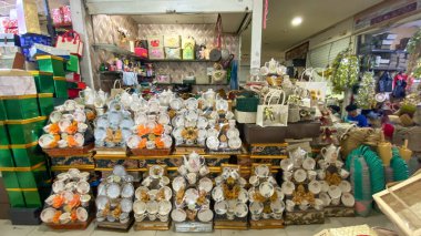 Jakarta, Endonezya - 5 Şubat 2026: Yeni gelen Kurban Mübarek veya İdul Fitri nedeniyle Cikini alışveriş merkezinde birçok engel ve hediye satılıyor