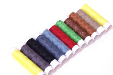 Renkli dikiş ipliği