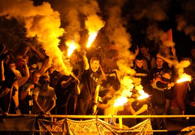 futbol taraftarları kutluyor