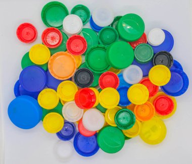 Beyaz arkaplanda farklı renkte plastik kapaklar