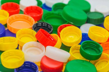 Beyaz arkaplanda farklı renkte plastik kapaklar
