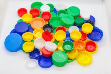 Beyaz arkaplanda farklı renkte plastik kapaklar