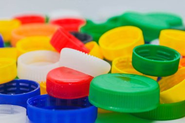 Beyaz arkaplanda farklı renkte plastik kapaklar
