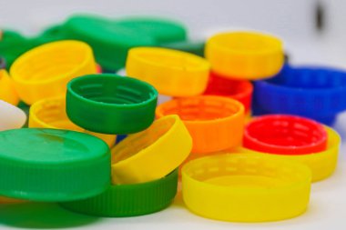 Beyaz arkaplanda farklı renkte plastik kapaklar