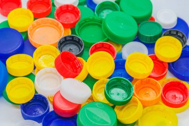 Beyaz arkaplanda farklı renkte plastik kapaklar