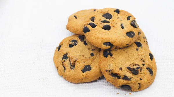 Boterkoekjes Met Chocoladedeeltjes Een Witte Doek — Stockfoto