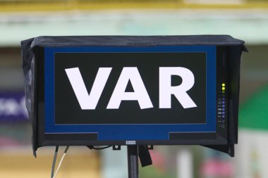 POLTAVA, UKRAINE - NOVEMBER 22, 2020: Ukrayna futbol şampiyonası maçında sistem video yardımcı hakem (VAR) Vorskla Poltava - Kolos Kovalivka
