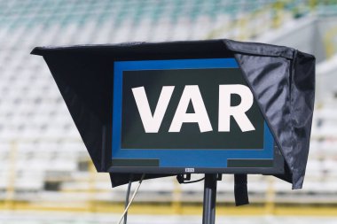 POLTAVA, UKRAINE - NOVEMBER 22, 2020: Ukrayna futbol şampiyonası maçında sistem video yardımcı hakem (VAR) Vorskla Poltava - Kolos Kovalivka