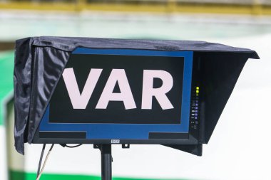 POLTAVA, UKRAINE - NOVEMBER 22, 2020: Ukrayna futbol şampiyonası maçında sistem video yardımcı hakem (VAR) Vorskla Poltava - Kolos Kovalivka