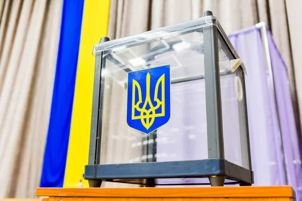 Избирательная Урна Гербом Украины — стоковое фото