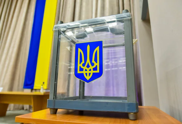 Избирательная Урна Гербом Украины — стоковое фото